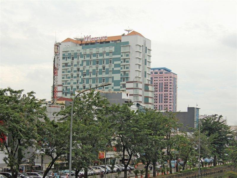 Отель Mercure Jakarta Kota Экстерьер фото