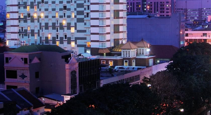 Отель Mercure Jakarta Kota Экстерьер фото