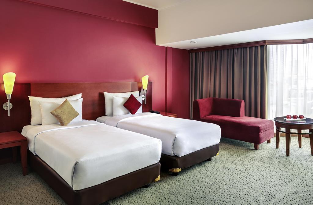 Отель Mercure Jakarta Kota Экстерьер фото