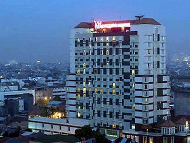 Отель Mercure Jakarta Kota Экстерьер фото