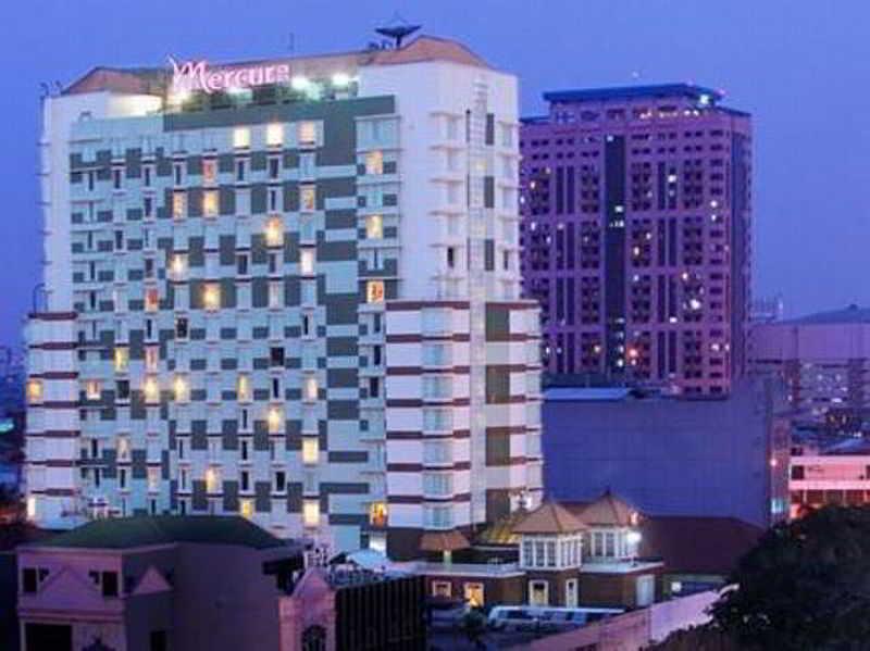 Отель Mercure Jakarta Kota Экстерьер фото