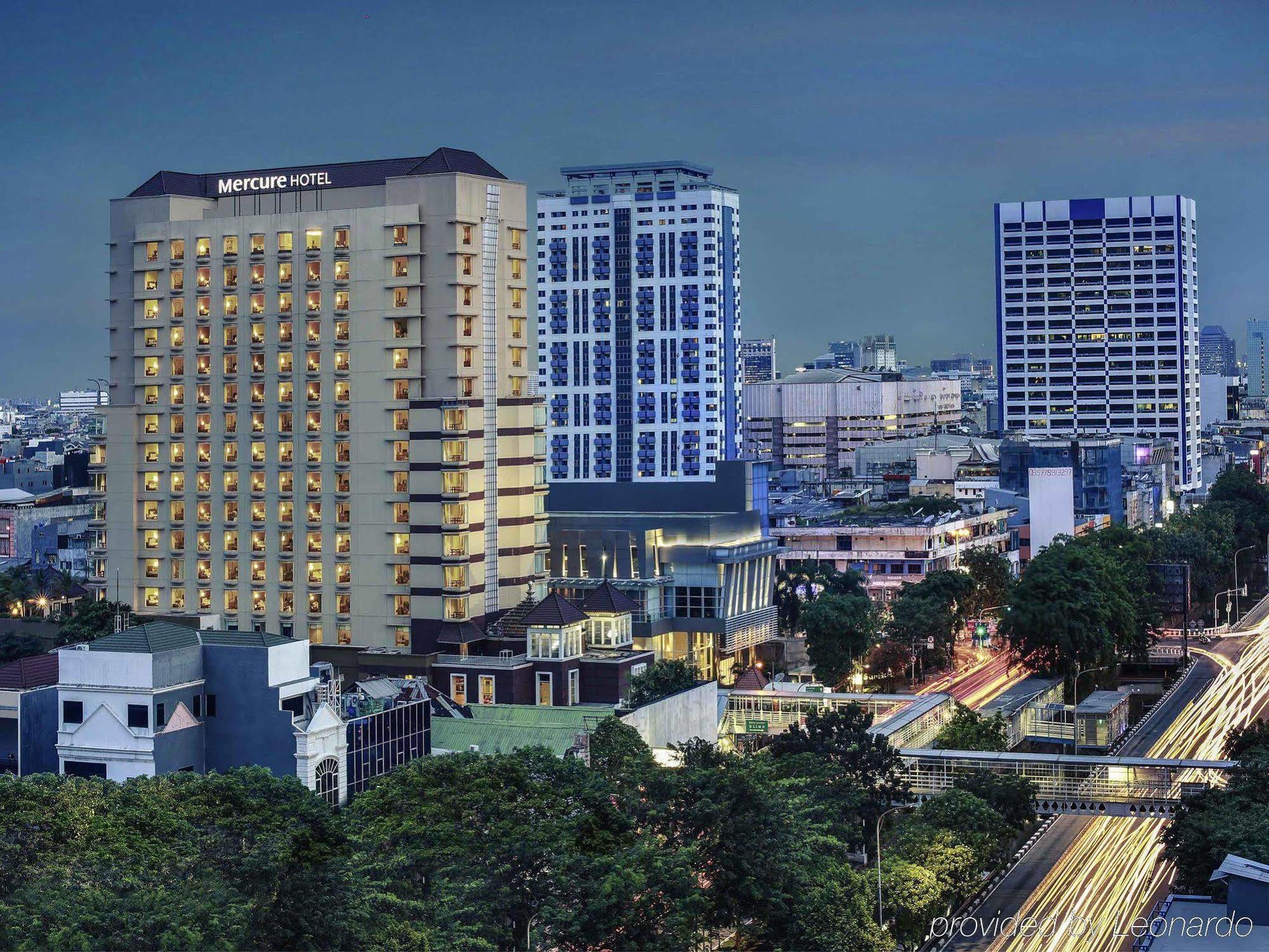 Отель Mercure Jakarta Kota Экстерьер фото