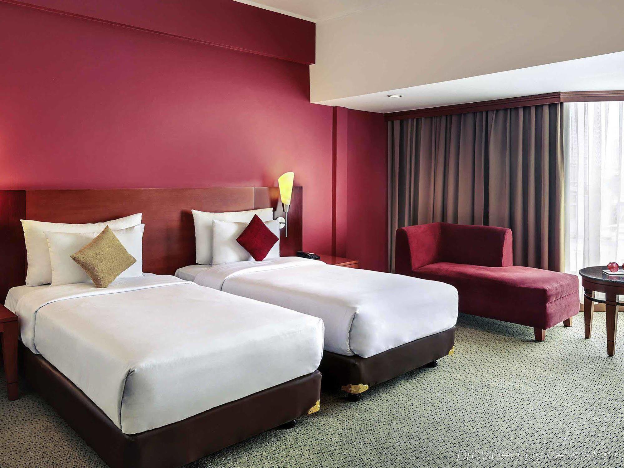 Отель Mercure Jakarta Kota Экстерьер фото