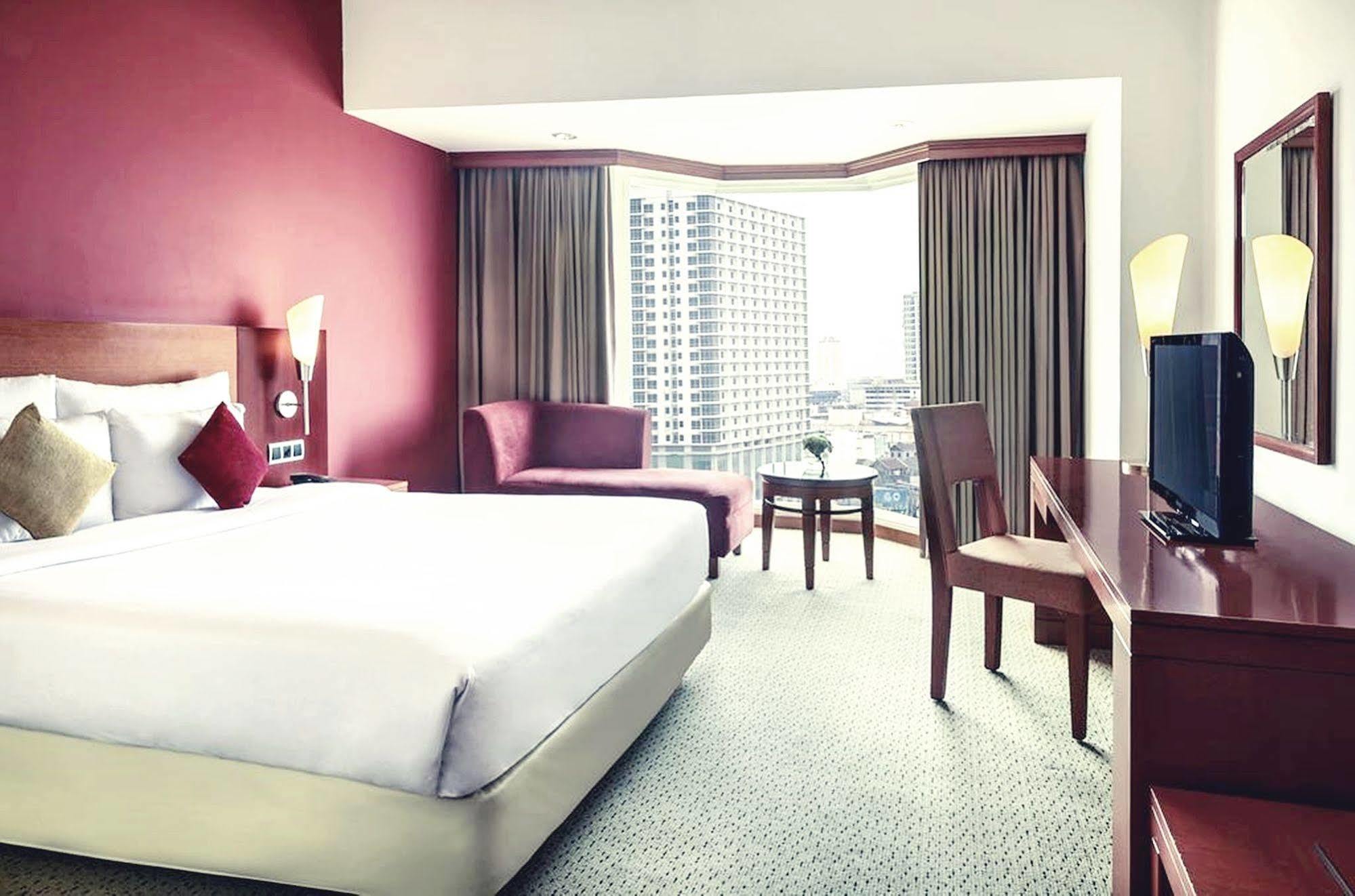 Отель Mercure Jakarta Kota Экстерьер фото