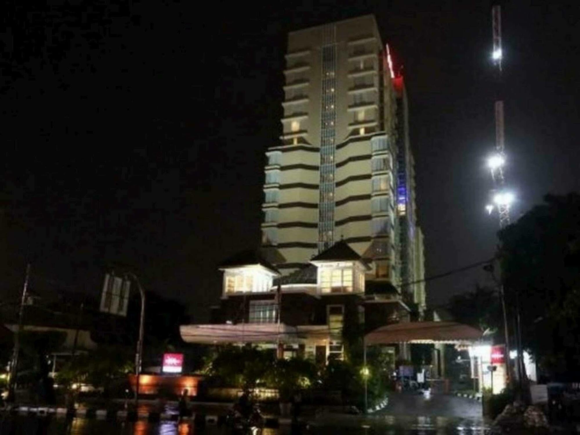 Отель Mercure Jakarta Kota Экстерьер фото